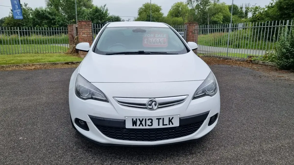 Begagnad Vauxhall Astra GTC SRi 140 HK (102 kW) 2013 Vit Halvkombi