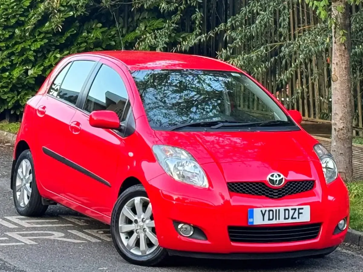 Begagnad Toyota Yaris 2011 Röd Halvkombi