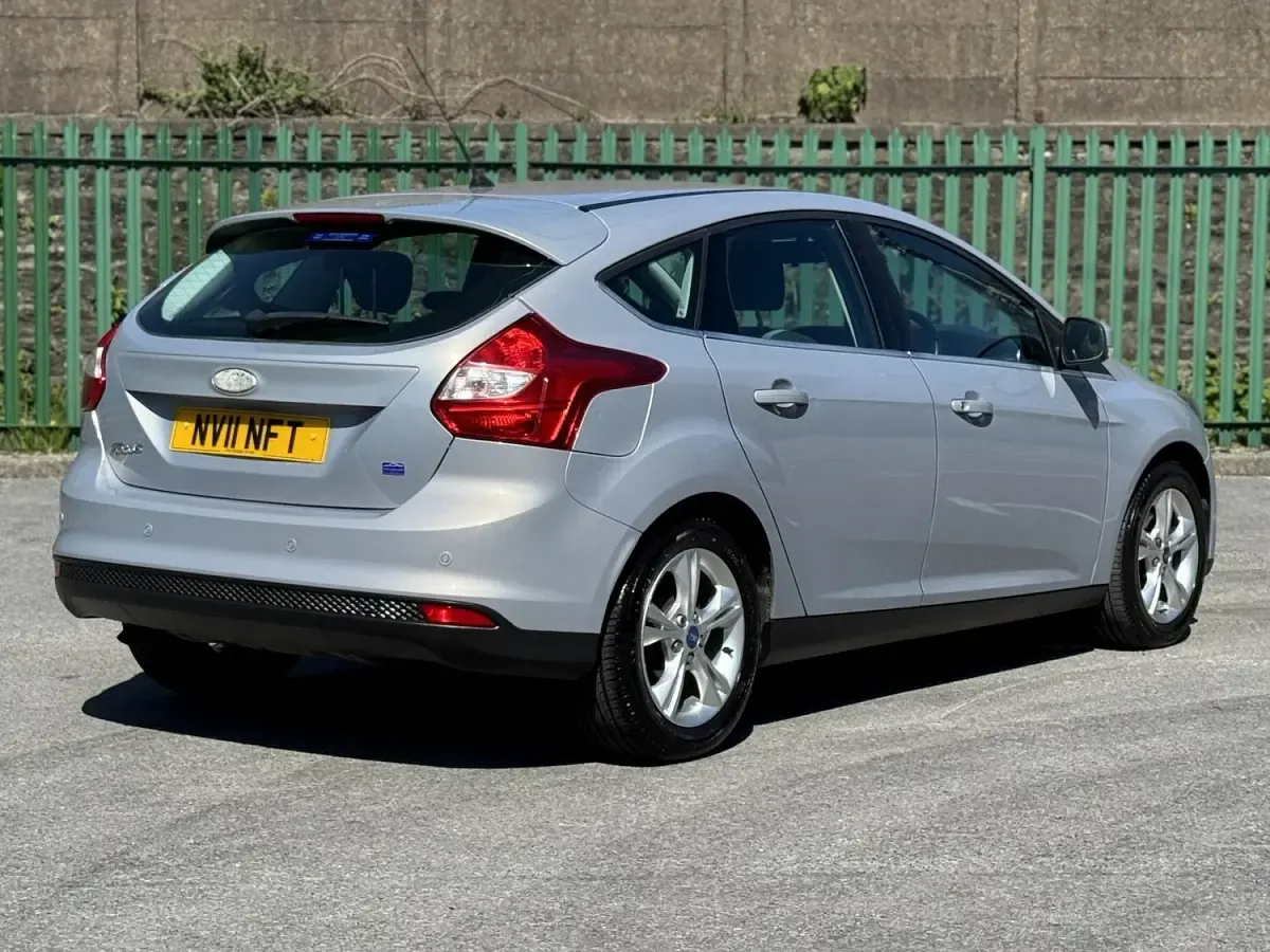 Used Ford Focus Zetec 125 HP (91 kW) 2011 Silver Hatchback