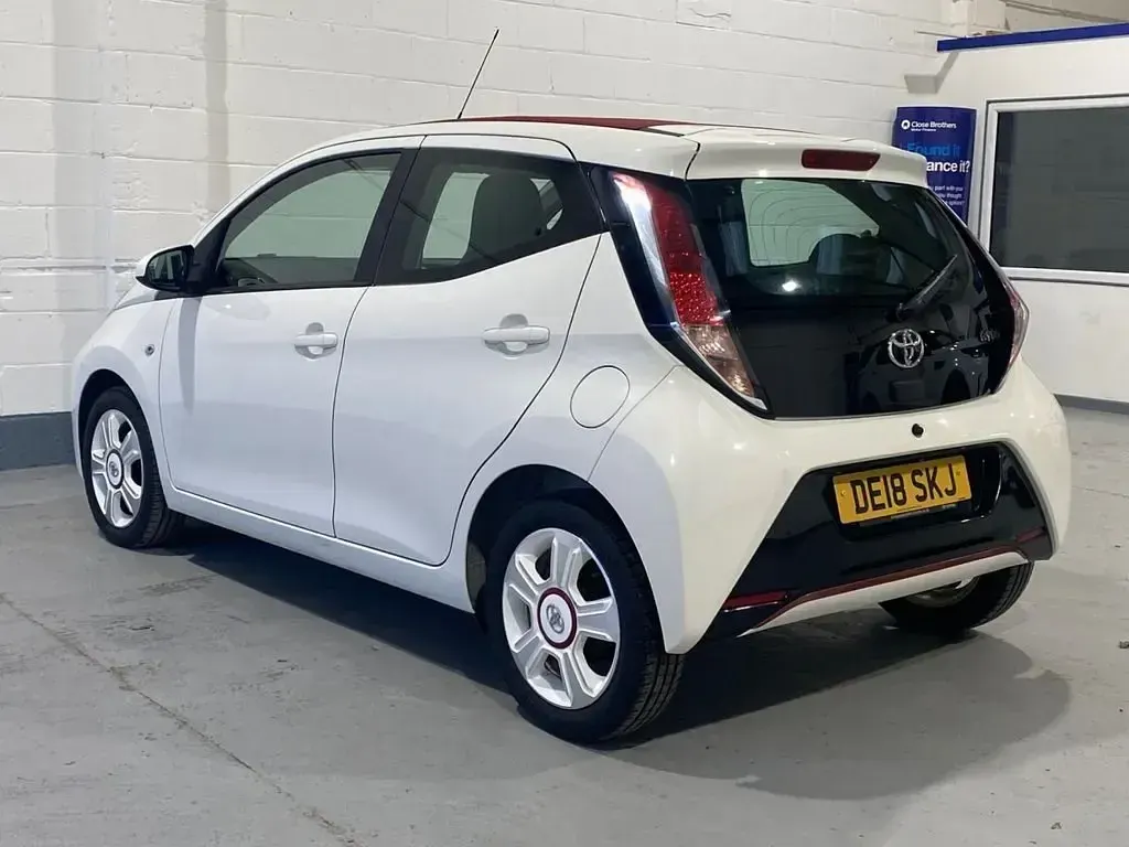 Usado Toyota Aygo 68 CV (50 kW) 2018 Blanco Utilitario