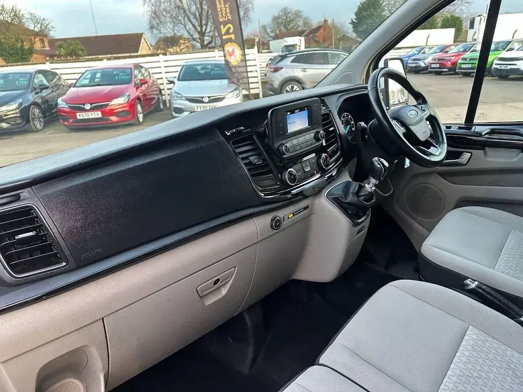 Used Ford Tourneo Custom Zetec 130 HP (95 kW) 2019 White Van