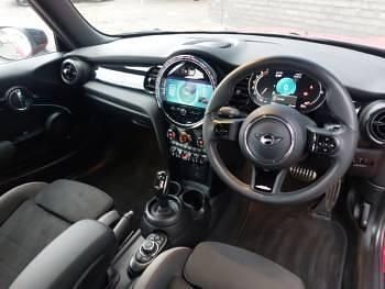 Używany Mini Cooper Premium 136 KM (100 kW) 2023 Czerwony Hatchback