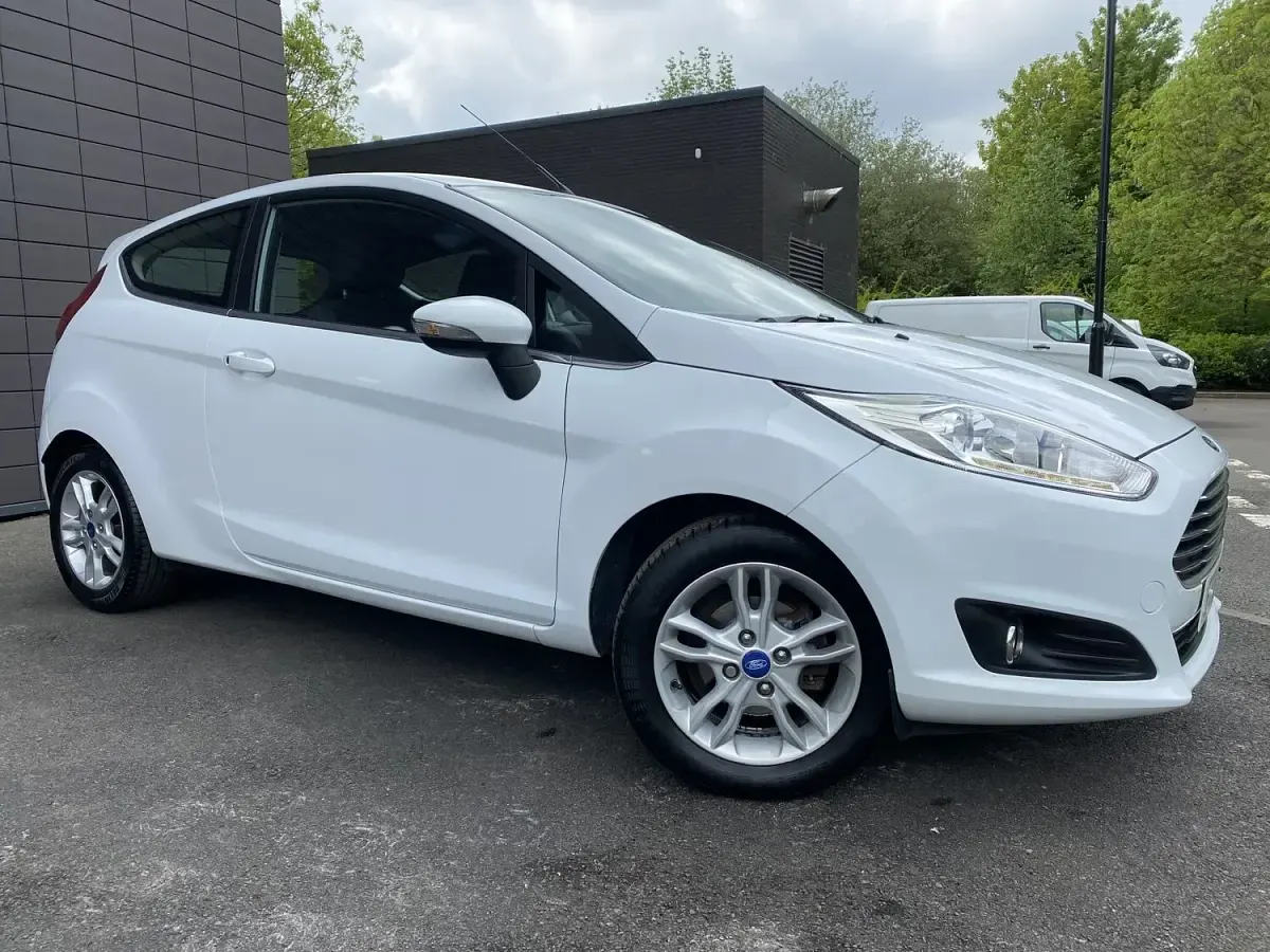 Used Ford Fiesta Zetec 82 HP (60 kW) 2016 White Hatchback