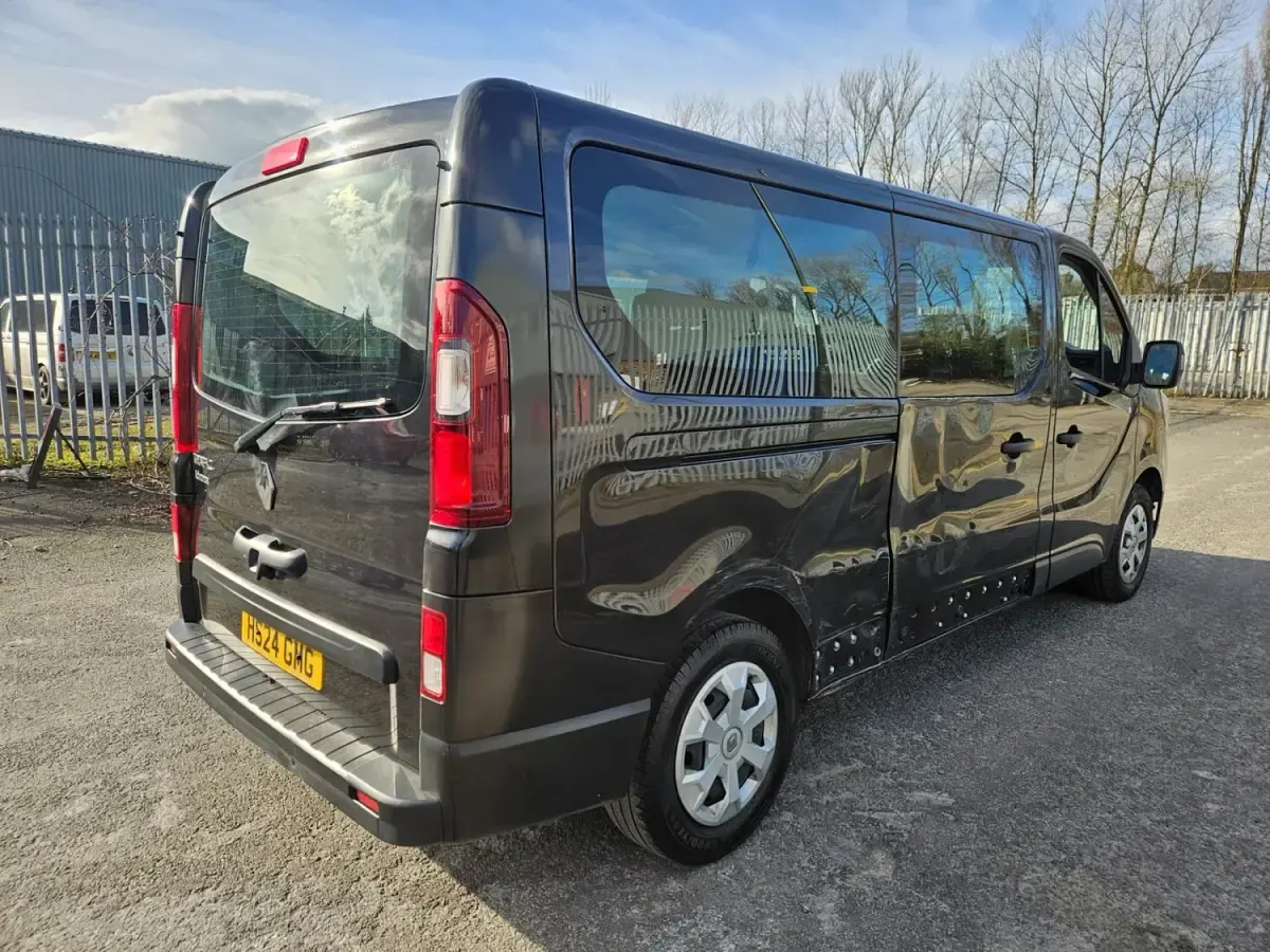 Usado Renault Trafic 150 HP (110 kW) 2024 Preto Monovolume