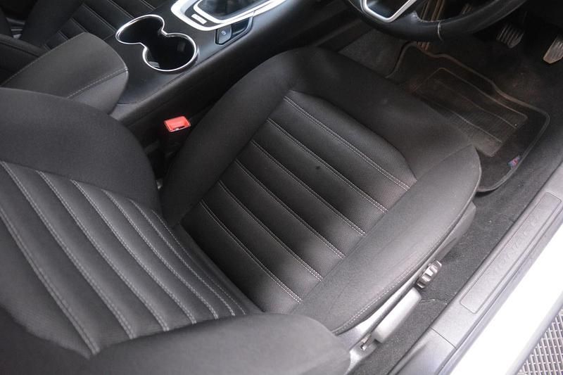 Usado Ford Mondeo Zetec 120 HP (88 kW) 2018 Prateado Carrinha