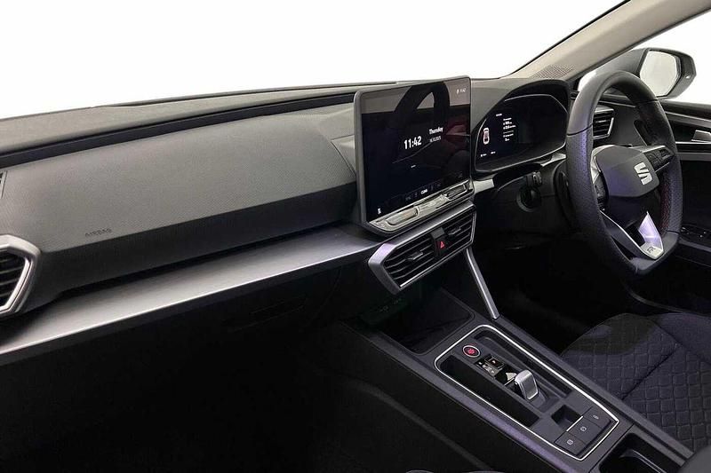 New Seat Leon FR 201 HP (147 kW) 2025 White Hatchback