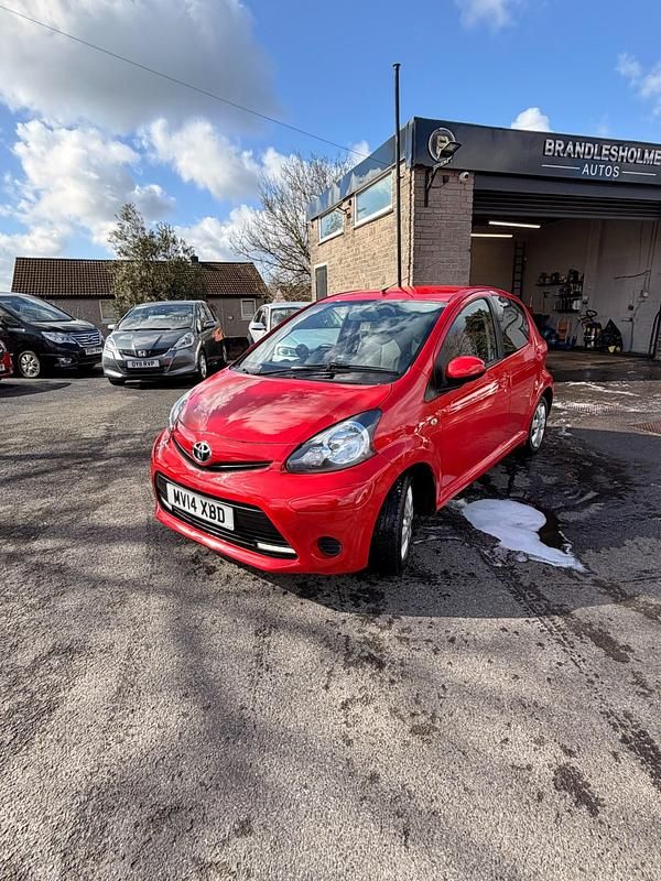 Begagnad Toyota Aygo Style 2014 Röd Halvkombi