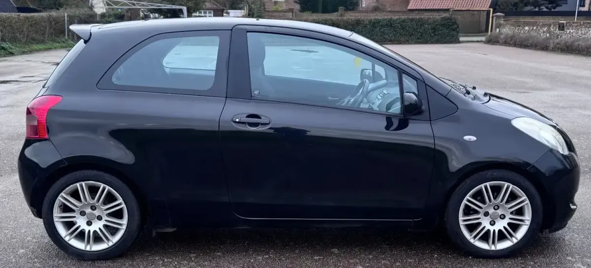Begagnad Toyota Yaris SR 2008 Svart Halvkombi