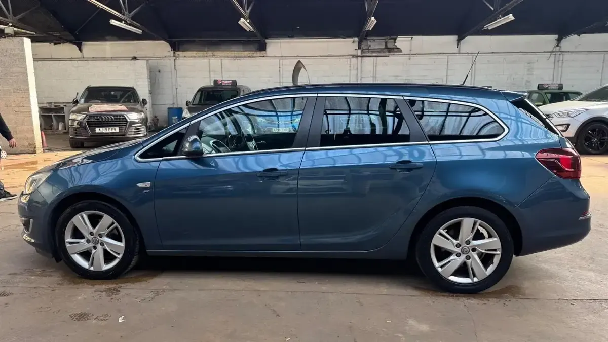 Käytetty Vauxhall Astra SRi 165 HP (121 kW) 2015 Sininen Farmari