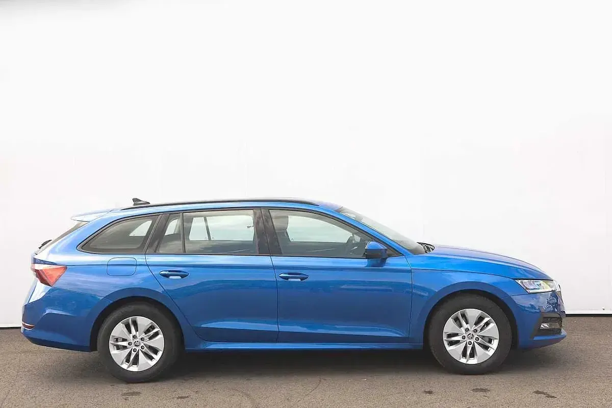 Used Skoda Octavia SE Technology 110 HP (80 kW) 2023 Race blue metallic Estate