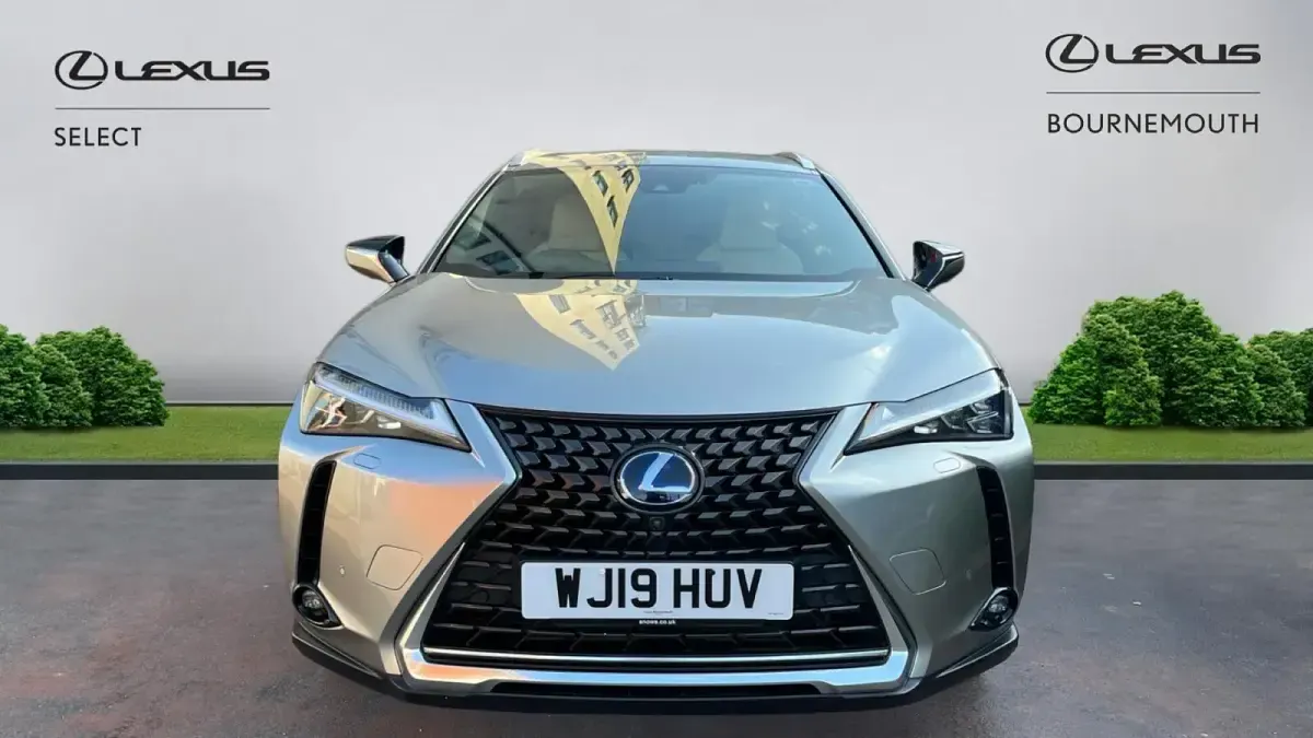Usado Lexus UX 184 HP (135 kW) 2019 Prateado SUV