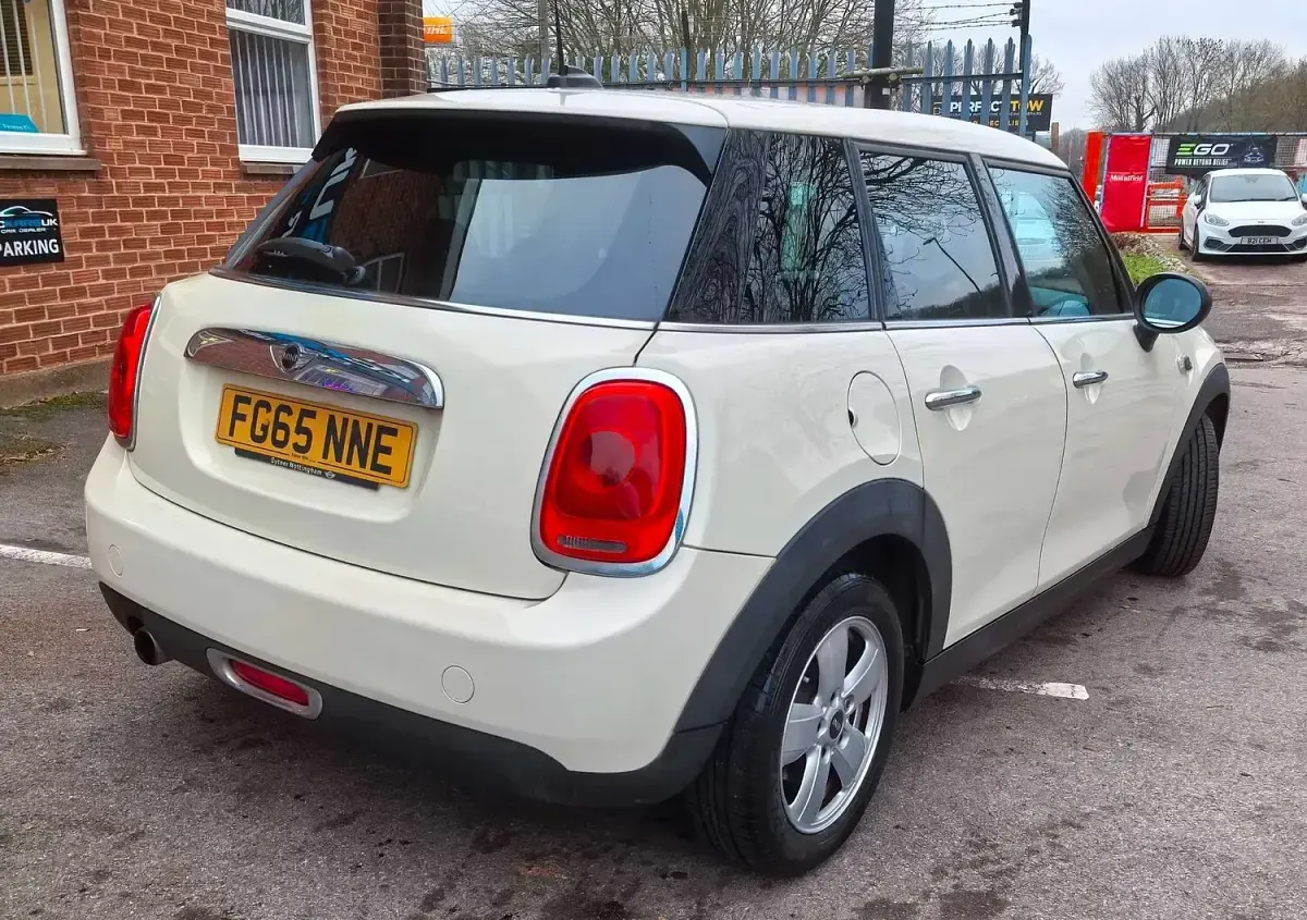Used Mini ONE Hatch 102 HP (75 kW) 2015 White Hatchback