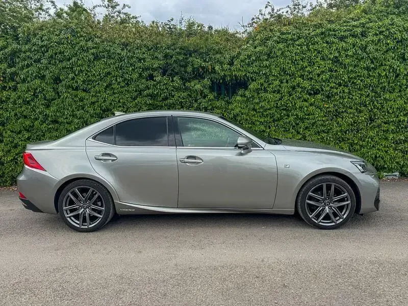 Usado Lexus IS300h Sport Line 223 CV (164 kW) 2018 Plateado Berlina