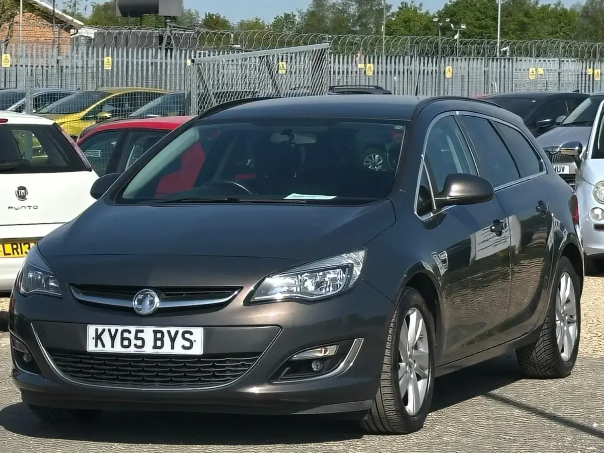 Usado Vauxhall Astra SRi 136 HP (100 kW) 2015 Cinzento Carrinha