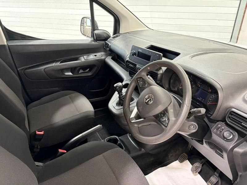Second-hand Vauxhall Combo 100 CP (73 kW) 2021 Alb Monovolum