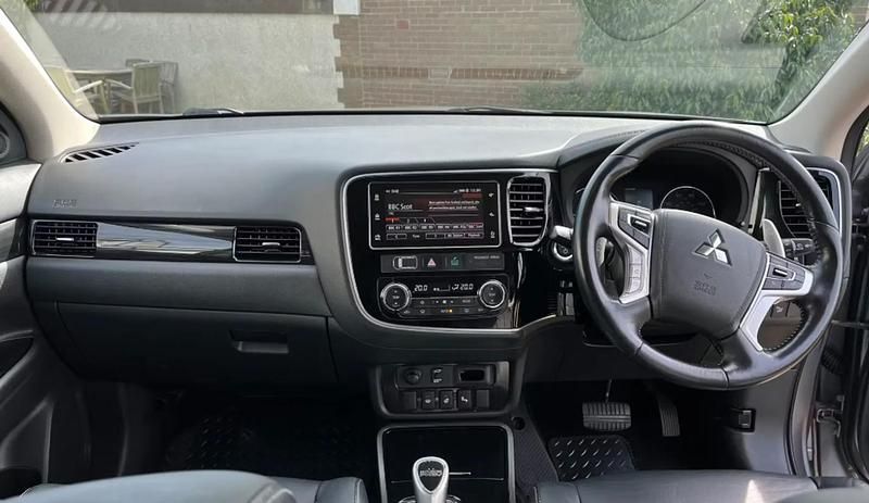 Used Mitsubishi Outlander P-HEV 200 HP (147 kW) 2018 Grey Estate