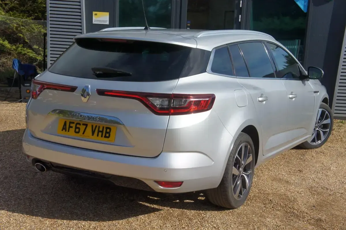 Usado Renault Mégane GrandTour Dynamique 130 HP (95 kW) 2017 Prateado Carrinha