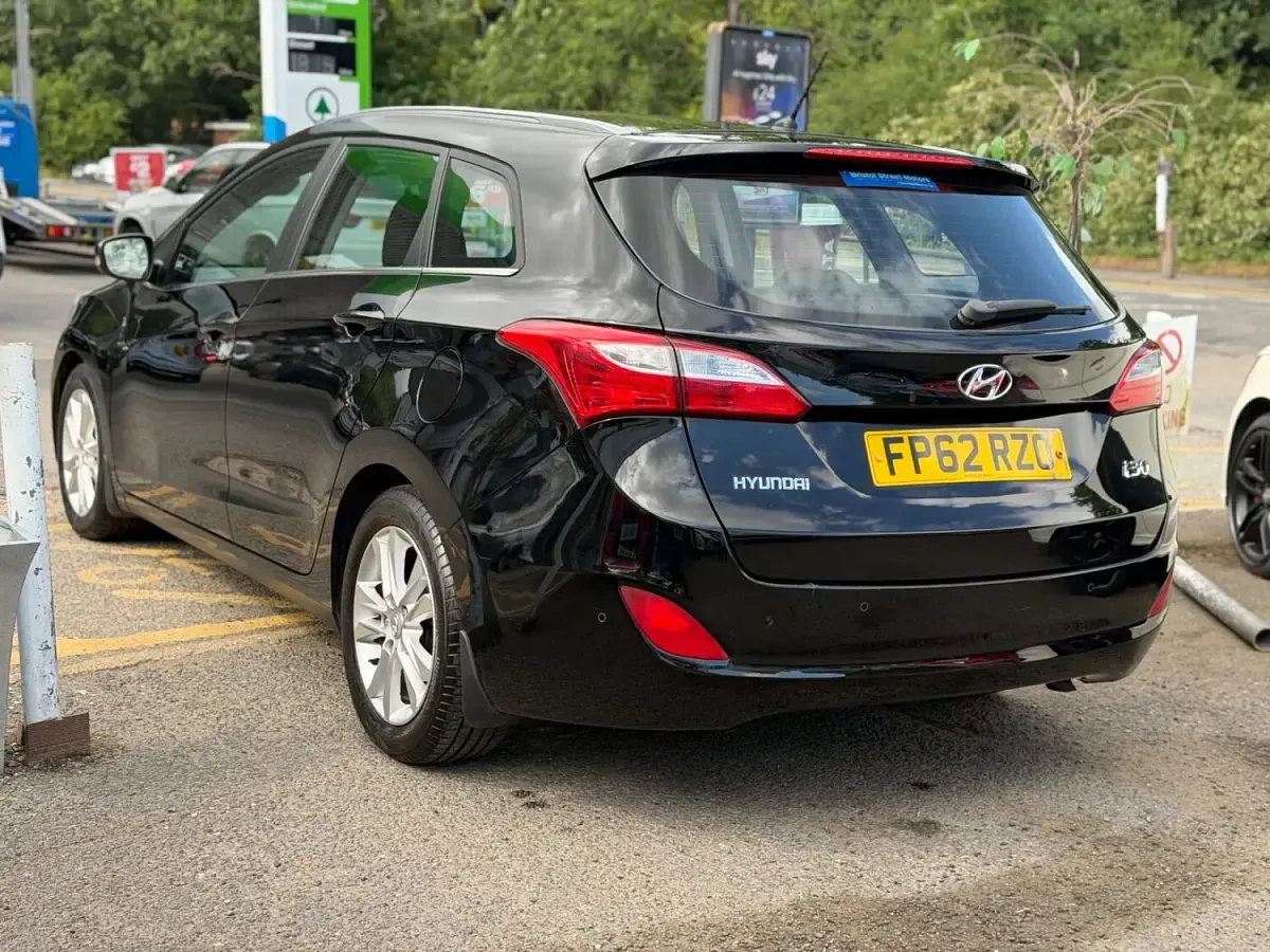 Used Hyundai i30 Style 128 HP (94 kW) 2012 Black Estate