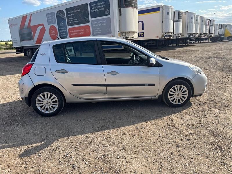 Used Renault Clio II 2010 Silver Hatchback