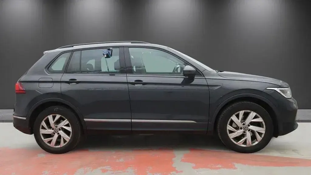 Usado VW Tiguan S 130 HP (95 kW) 2023 Cinzento SUV