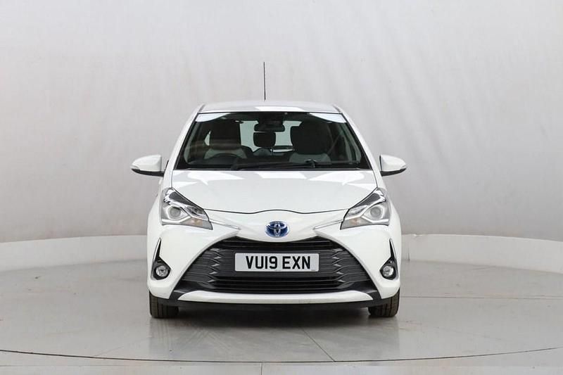 Used Toyota Yaris Hybrid 100 HP (73 kW) 2019 White Hatchback