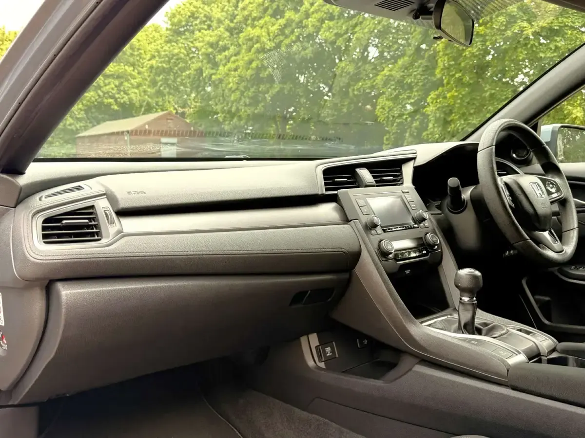 Używany Honda Civic SE 126 KM (92 kW) 2018 Szary Hatchback