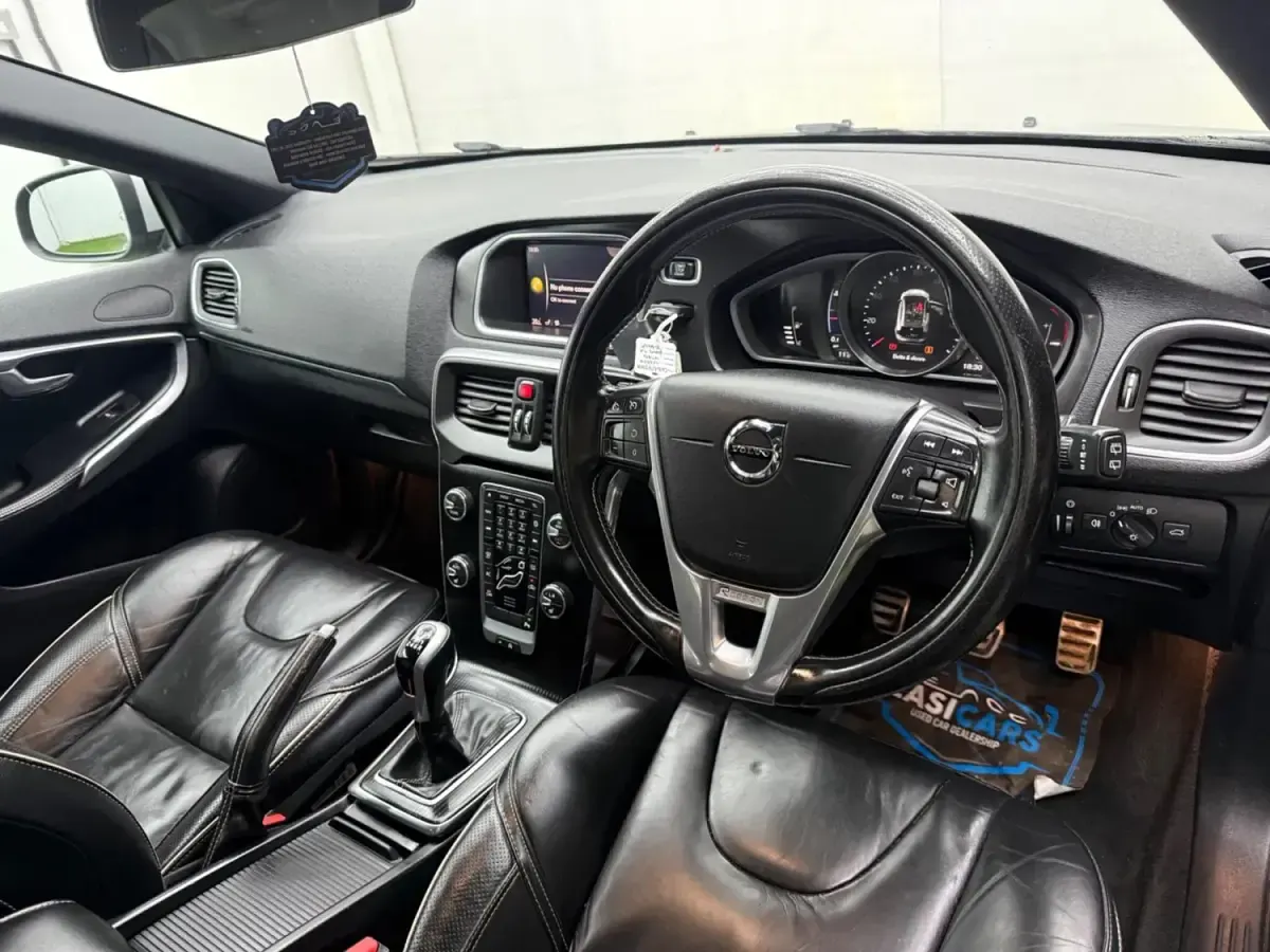 Gebraucht Volvo V40 R-Design Pro 120 PS (88 kW) 2018 Schwarz Kleinwagen