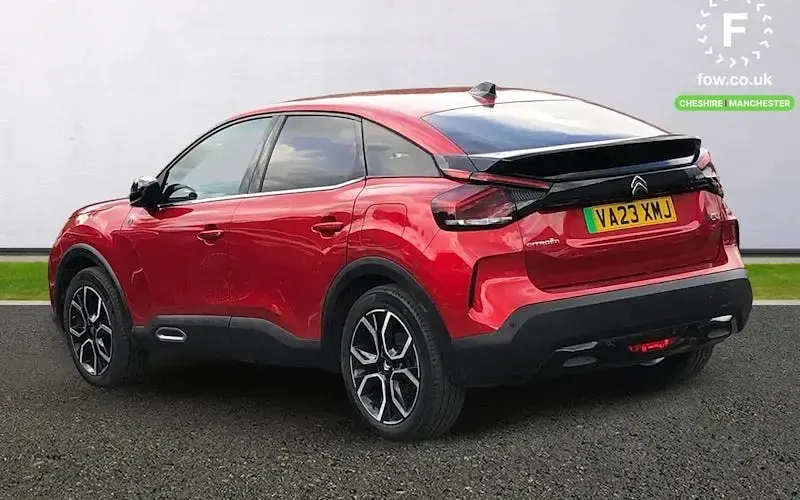 Begagnad Citroën e-C4 Shine 100 kW (136 HK) 2023 Röd Halvkombi