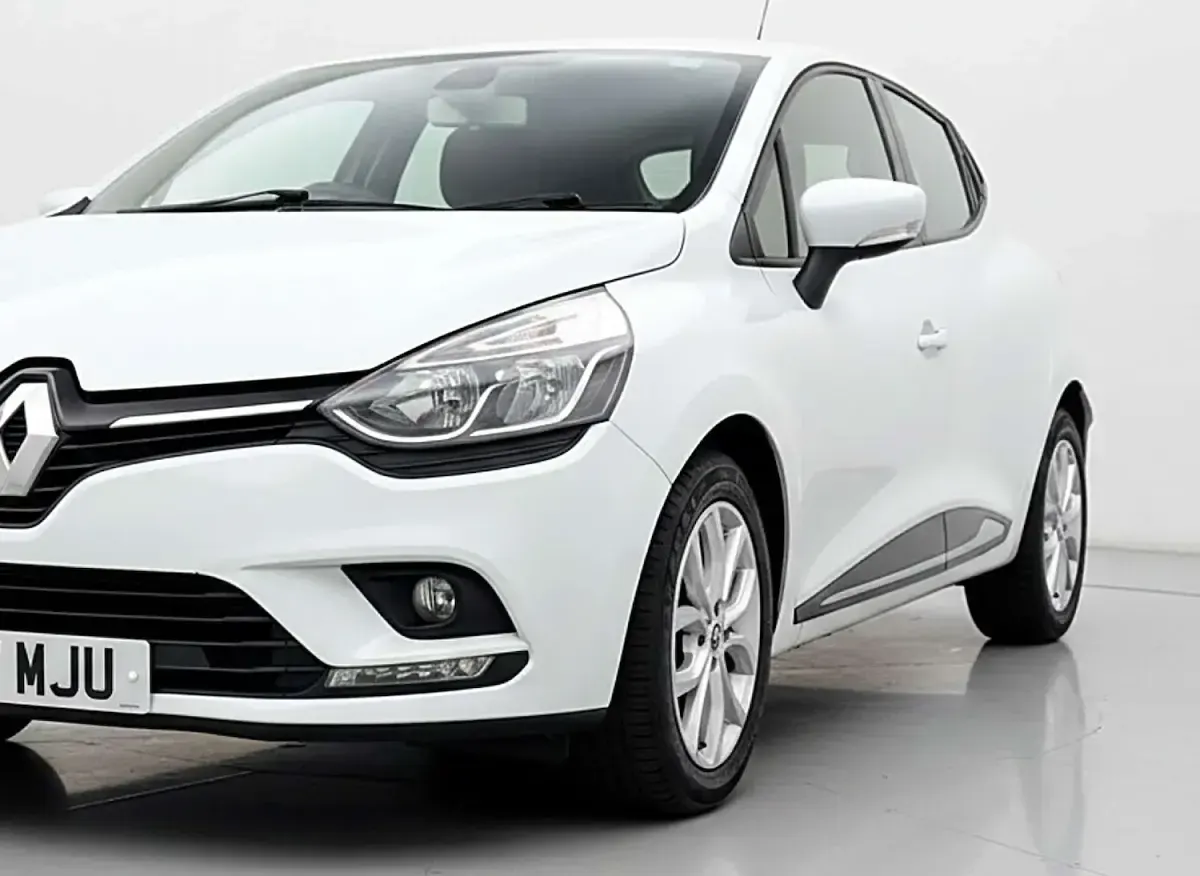Used Renault Clio Dynamique 75 HP (55 kW) 2017 White Hatchback