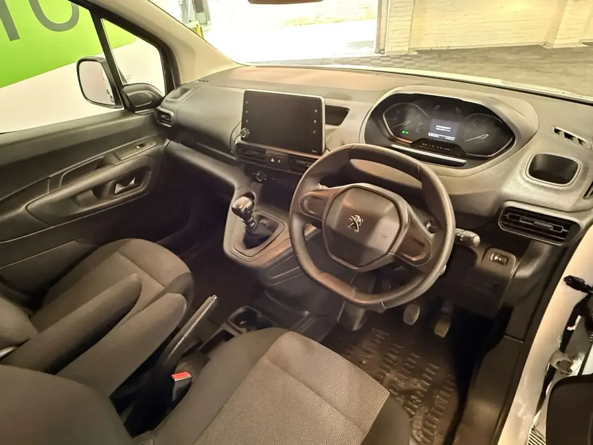 Begagnad Peugeot Partner 131 HK (96 kW) 2023 Vit Minibuss