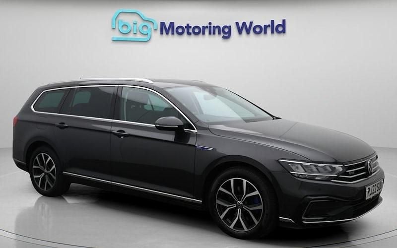 Used 2024 VW Passat GTE Estate | £18,300 (Fair price) - Image 1/4