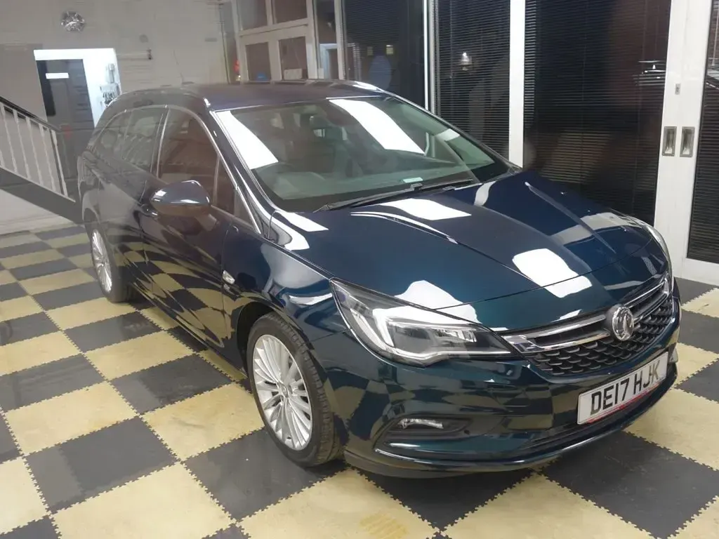 Begagnad Vauxhall Astra Elite 150 HK (110 kW) 2017 Grön Kombi
