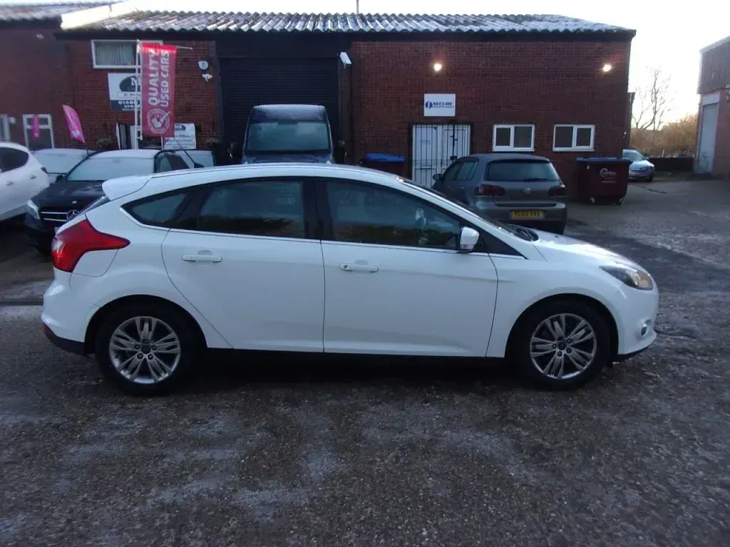 Used Ford Focus Titanium 115 HP (84 kW) 2014 White Hatchback