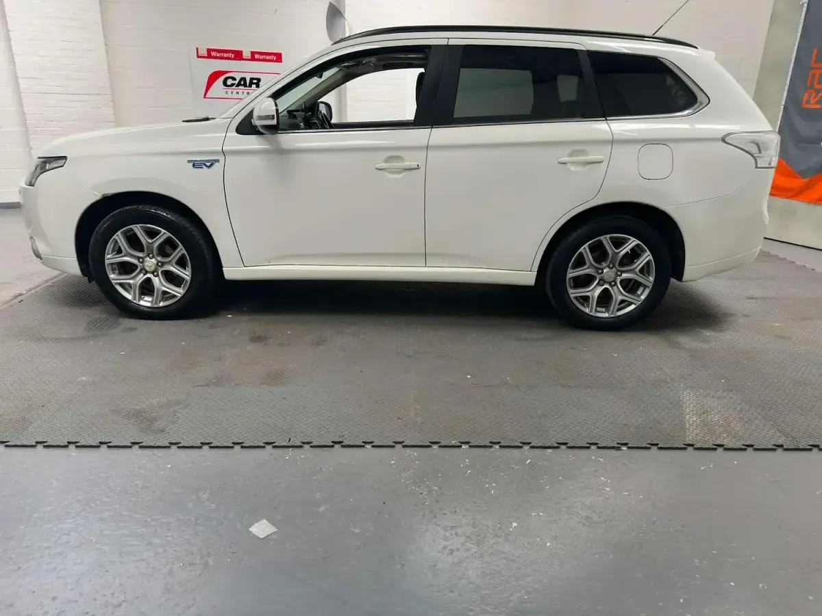 Used Mitsubishi Outlander P-HEV 2014 White Estate