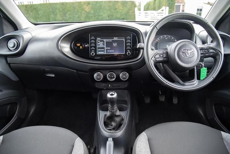 Usado Toyota Aygo X PURE 72 HP (52 kW) 2023 Prateado SUV