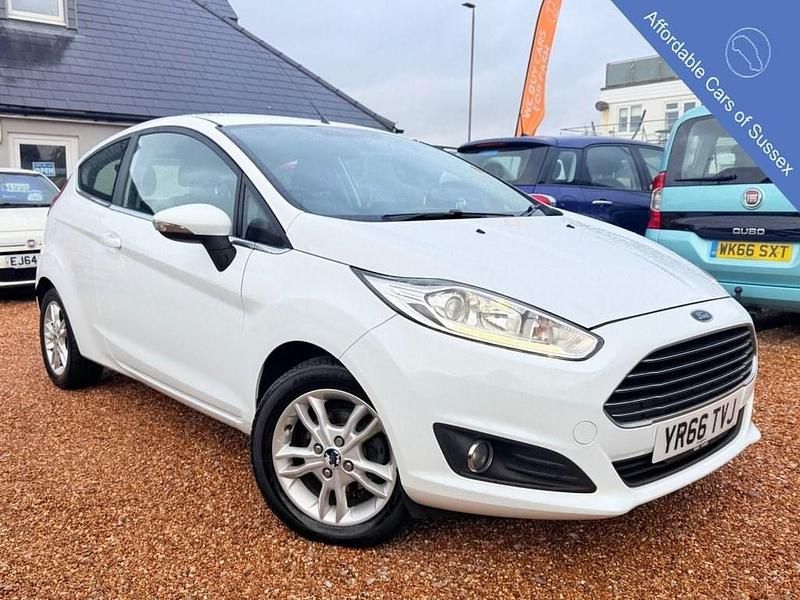 Used Ford Fiesta Zetec 82 HP (60 kW) 2016 White Hatchback