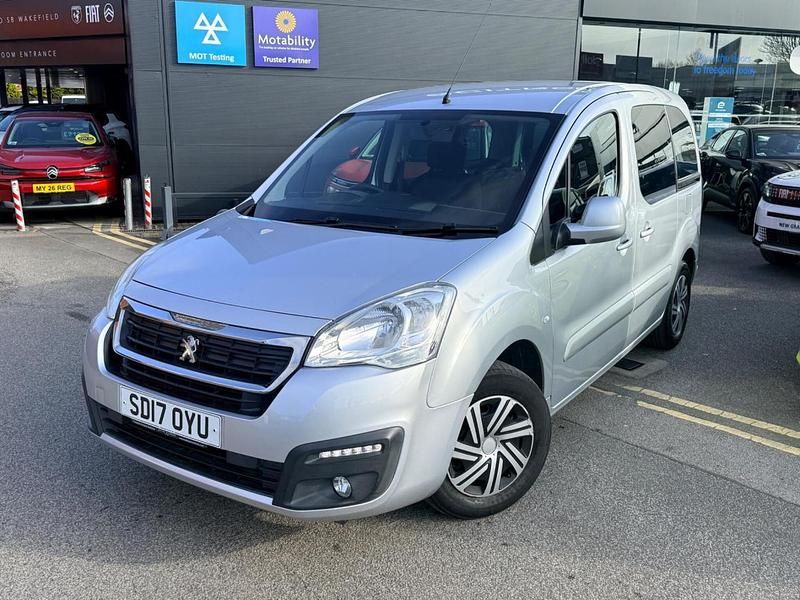 Used Peugeot TePee Active 98 HP (72 kW) 2017 Grey MPV