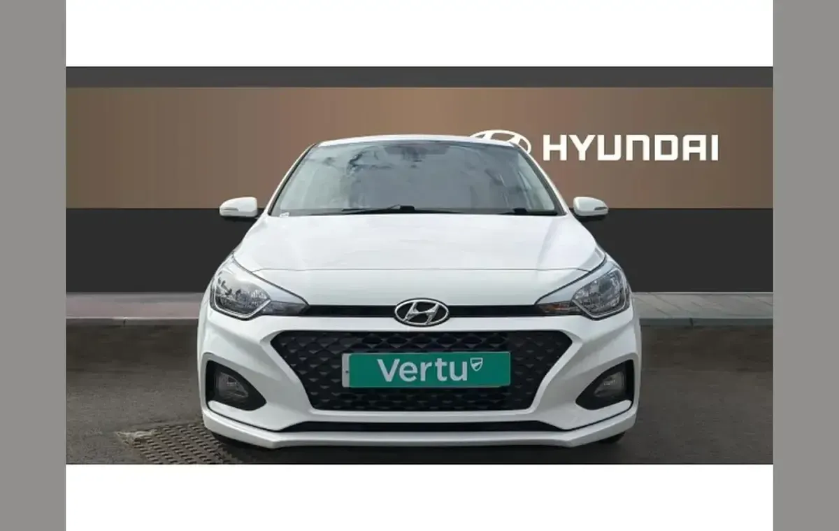 Used Hyundai i20 75 HP (55 kW) 2018 White Hatchback