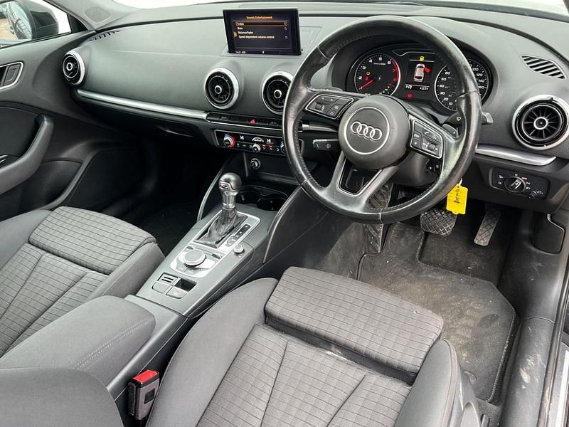 Używany Audi A3 Sport 2017 Czarny Hatchback