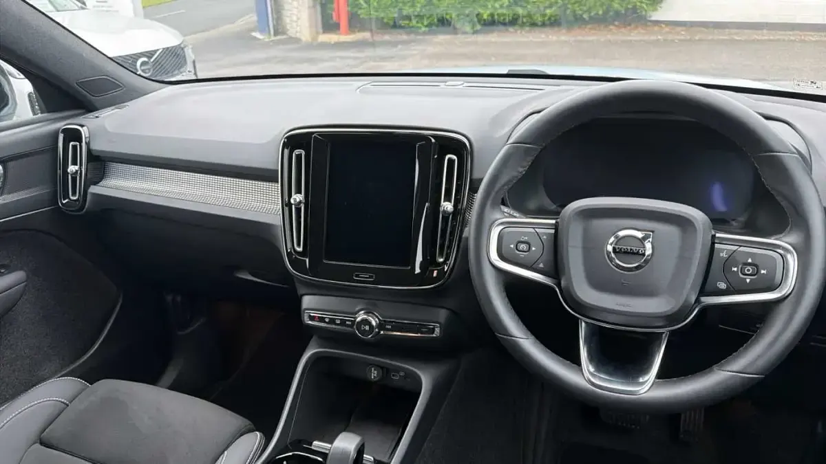 Used Volvo XC40 Plus 197 HP (144 kW) 2024 Blue SUV