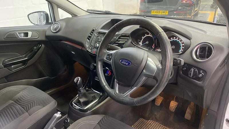 Used Ford Fiesta Zetec 100 HP (73 kW) 2015 White Hatchback