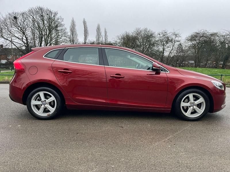Used Volvo V40 SE 2015 Red Hatchback