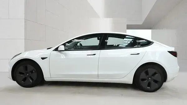 Used Tesla Model 3 Standard Range Plus 366 kW (498 HP) 2021 White Sedan