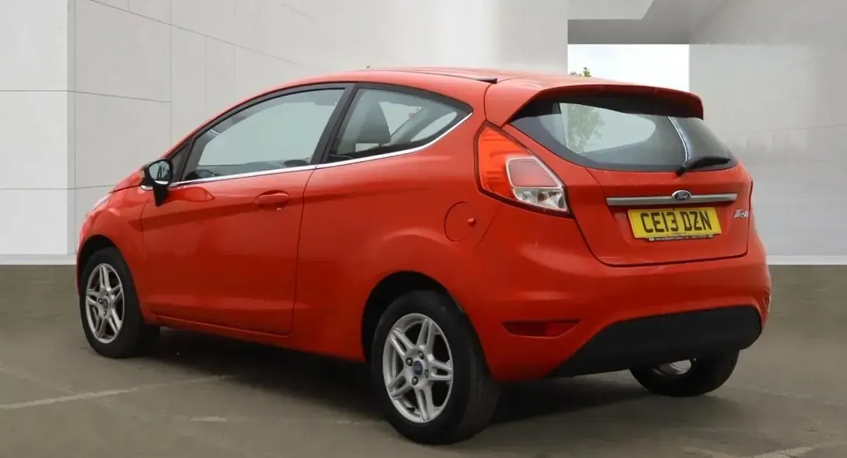 Usado Ford Fiesta Zetec 82 HP (60 kW) 2013 Vermelho Citadino
