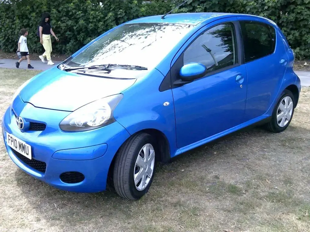 Used Toyota Aygo 67 HP (49 kW) 2010 Blue Hatchback