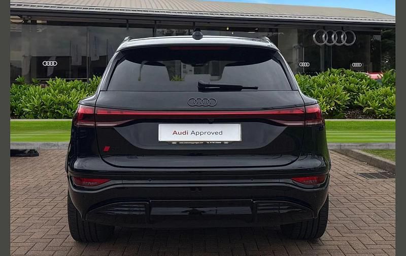 Begagnad Audi Q6 e-tron Advanced 284 kW (387 HK) 2024 Svart SUV