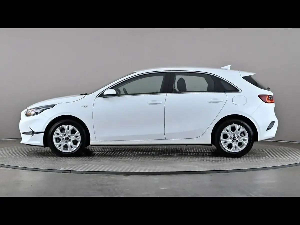 Used Kia Ceed 2023 White Hatchback
