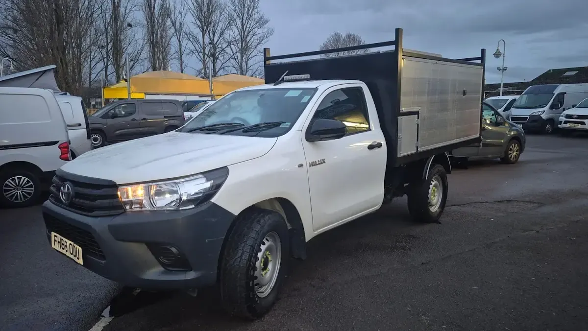 Used Toyota HiLux Active 150 HP (110 kW) 2020 White Pickup