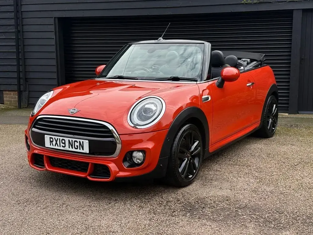 Begagnad Mini Cooper Cabriolet Sport 136 HK (100 kW) 2019 Orange Cab