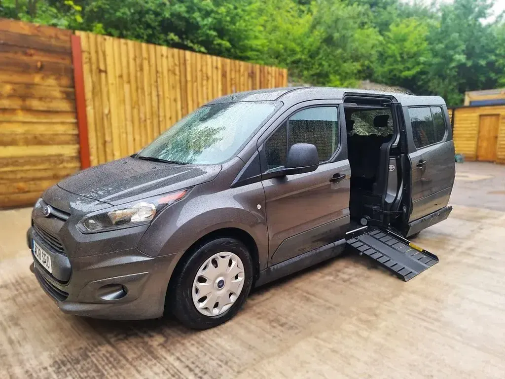Used Ford Grand Tourneo Connect Zetec 120 HP (88 kW) 2018 Grey MPV